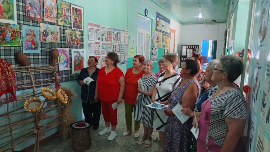 В библиотеке на выставке рисунков