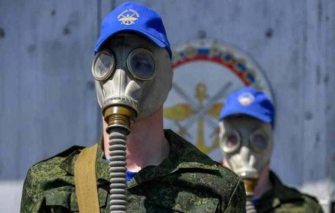 Молодые люди в противогазах