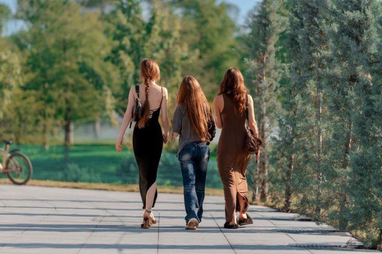 Три девушки в парке