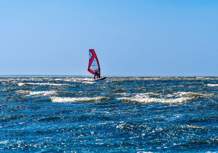 Человек на паруснике в море