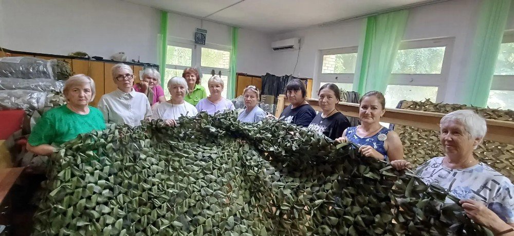 Участники программы «Кубанское долголетие» и их наставники по плетению масксетей