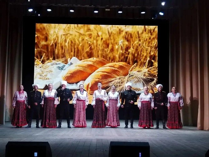 Ансамбль «Хмель» из Усть-Лабинска поздравил динчан с Днем Урожая