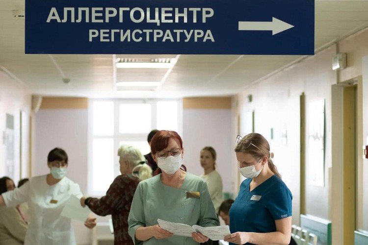Медицинский персонал в коридоре центра