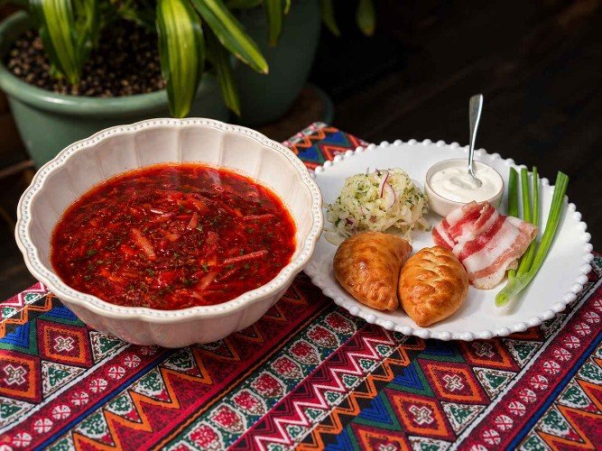 Борщ и пирожки с салом