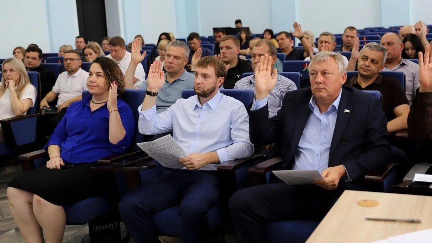 Депутаты голосуют