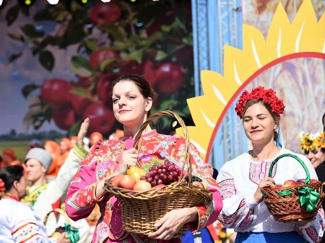 Девушки с корзинами