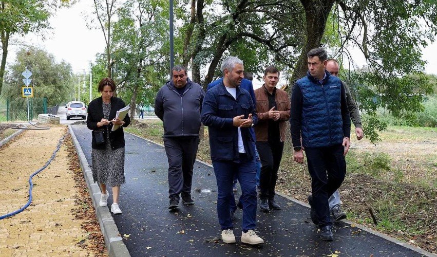 Главы Усть-Лабинского района и города на месте строительства «Усть-Лабинской мили»