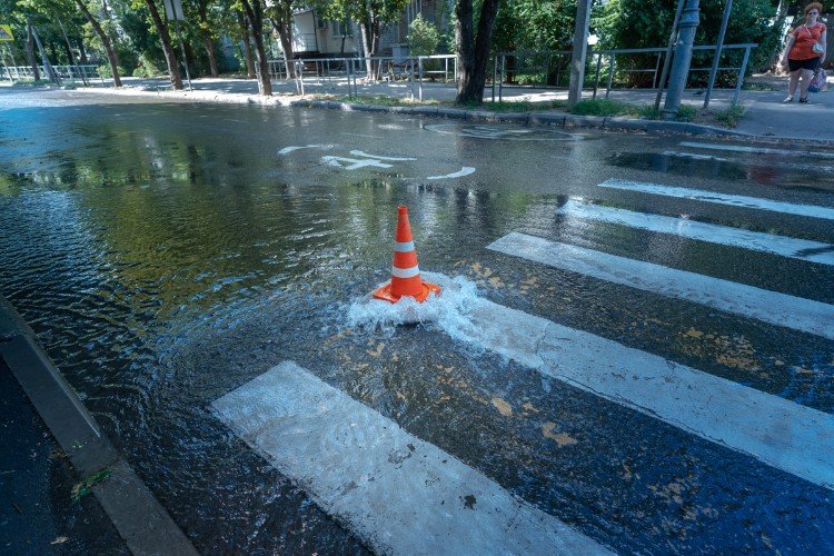 Вода на пешеходном переходе