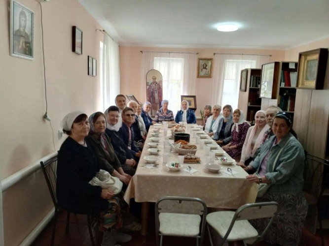 В монастырской трапезной