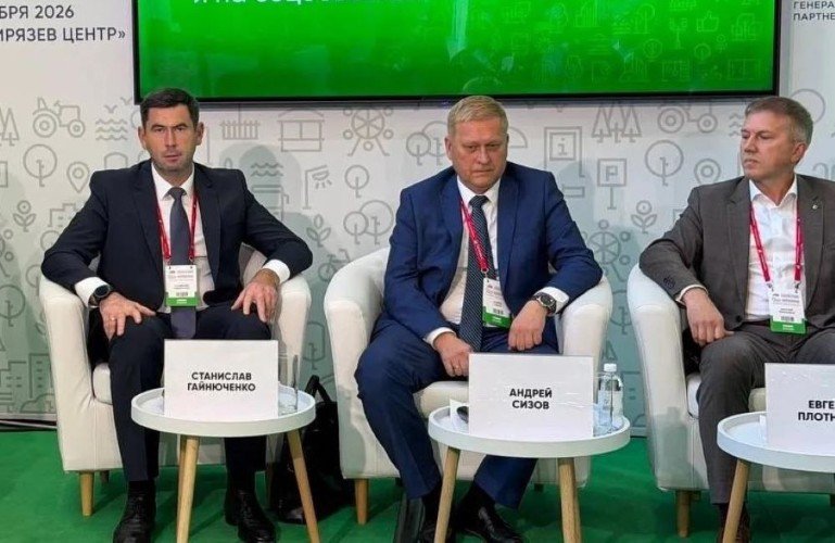 ГлаваУсть-Лабинского района С.А. Гайнюченко с участниками конференции
