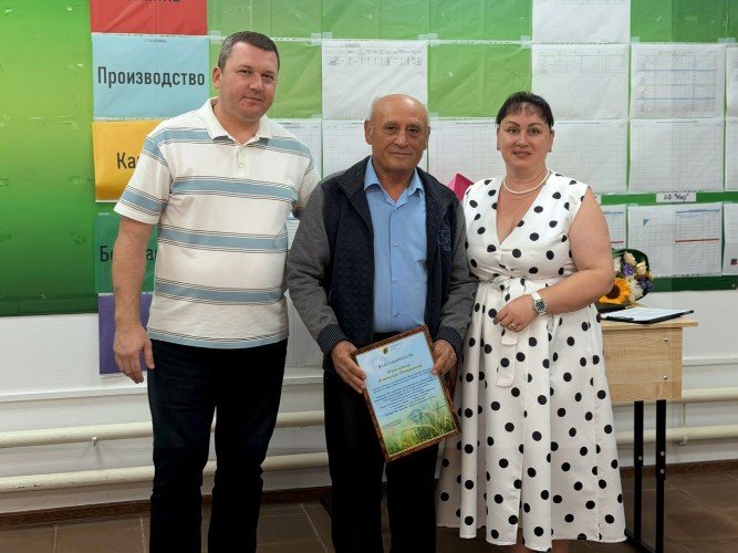 Нашграждение и поздравление Дмитрия Петровича Максимова