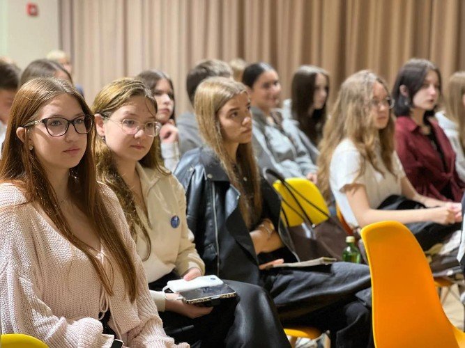 Девушки на стульях