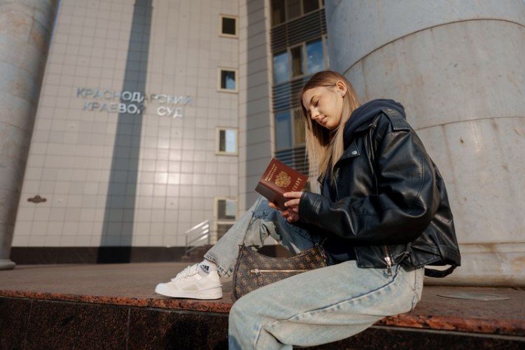 Девушка с паспортом