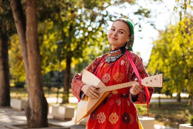 Казачка с балалайкой