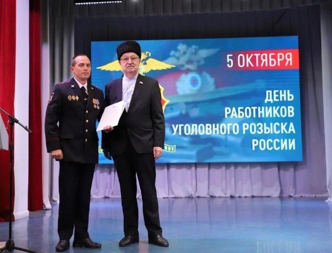 Езубов награждает сотрудника уголовного розыска