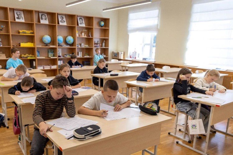 Школьники в классе