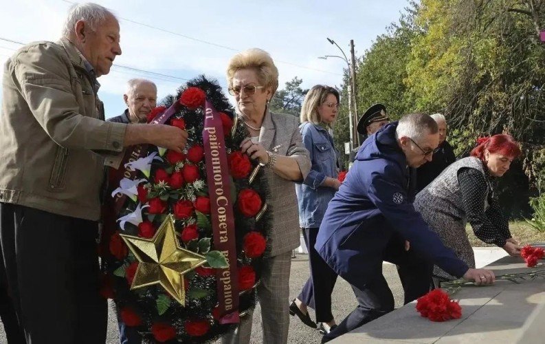 Возложение цветов и венков к памятнику