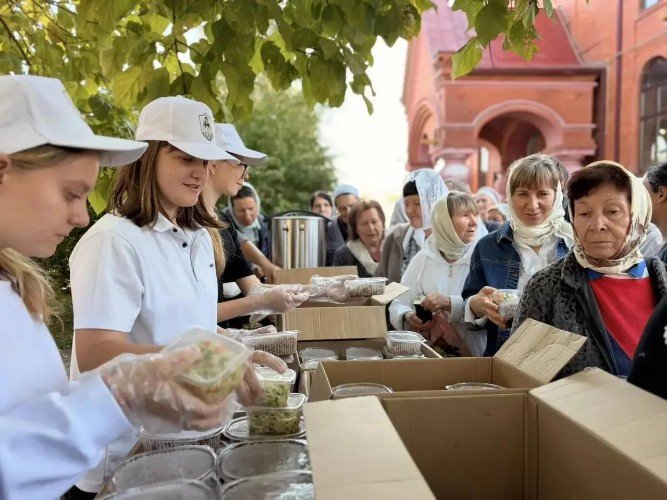 Раздача трапезы во дворе храма