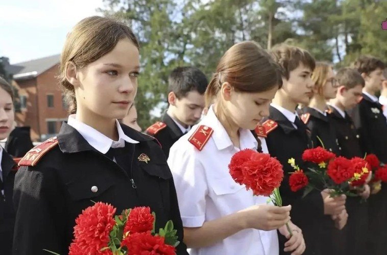 Кадеты с гвоздиками