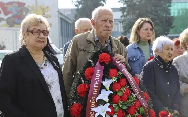 Перед возложеним цветов воинам-колхозникам