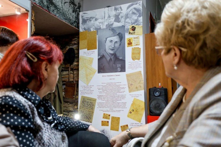 Посетители в музее