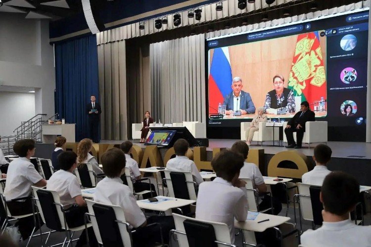 Школьники на онлайн-трансляции