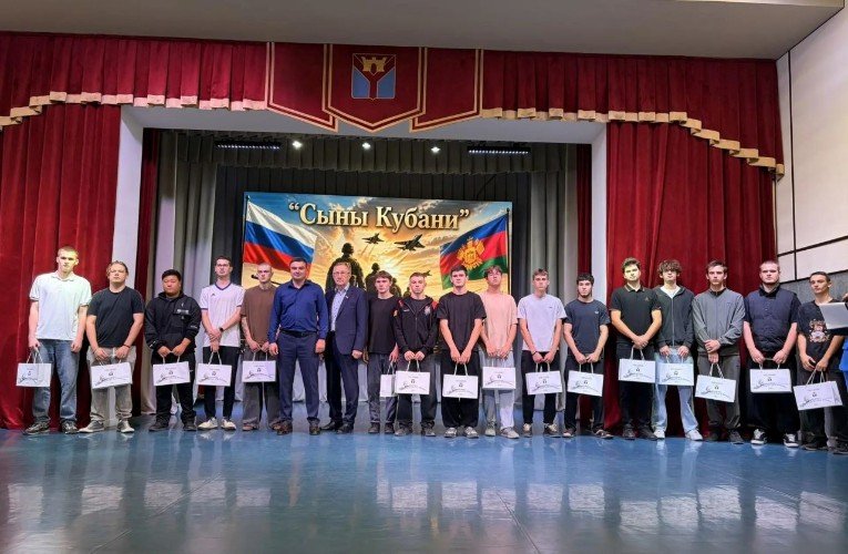 Усть-лабинские призывники с зампредседателя районного совета депутатов Борисом Поликиным и мэром города Романом Переваловым