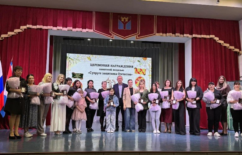 Председатель районного совета депутатов Борис Поликин с жёнами участников СВО