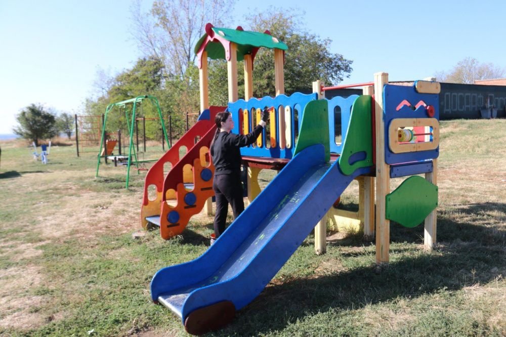 Волонтёры провели косметический ремонт детских площадок