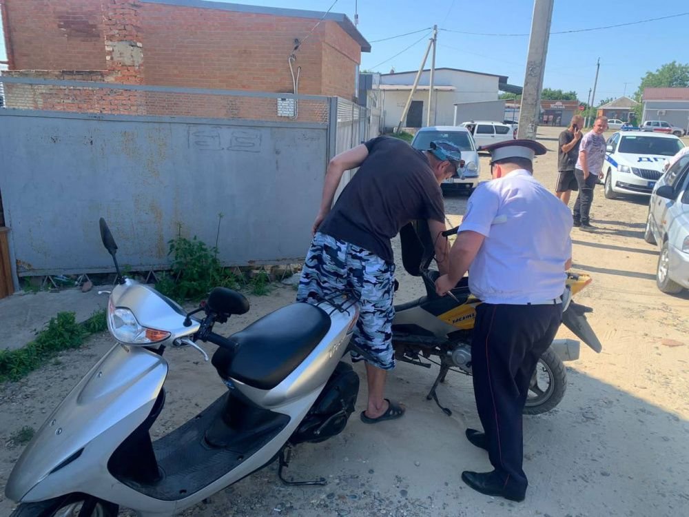 Автоинспекторы оштрафовали 11 жителей Усть-Лабинска за неправильное управление самокатами и мопедами