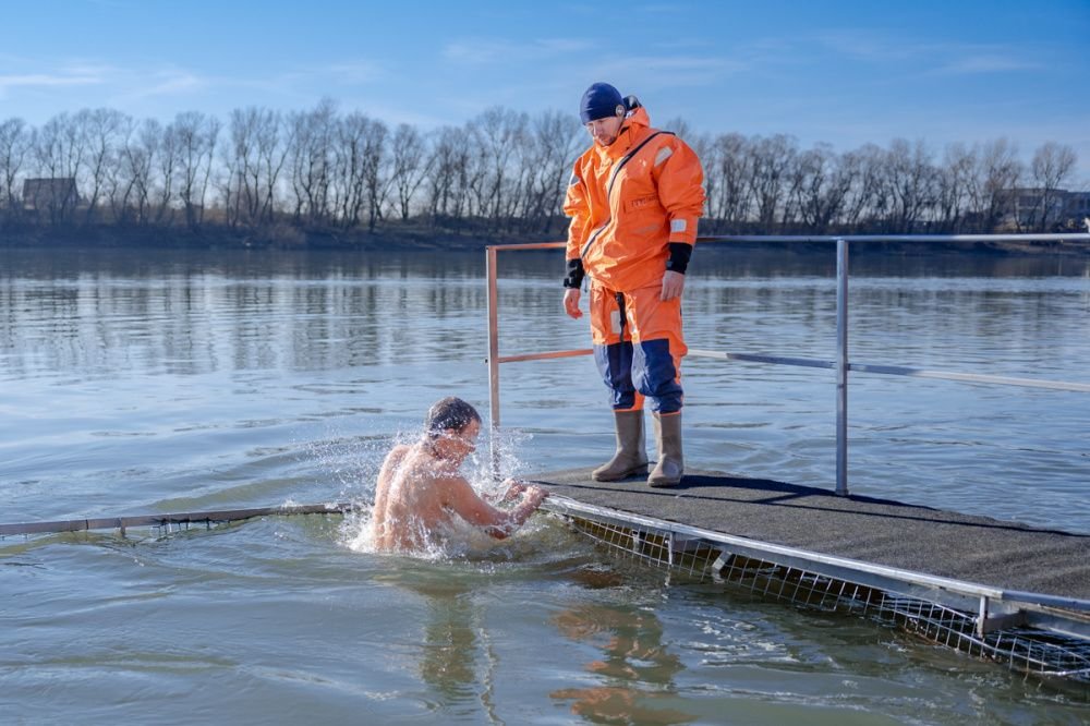 Смывает ли грехи купание в проруби на Крещение