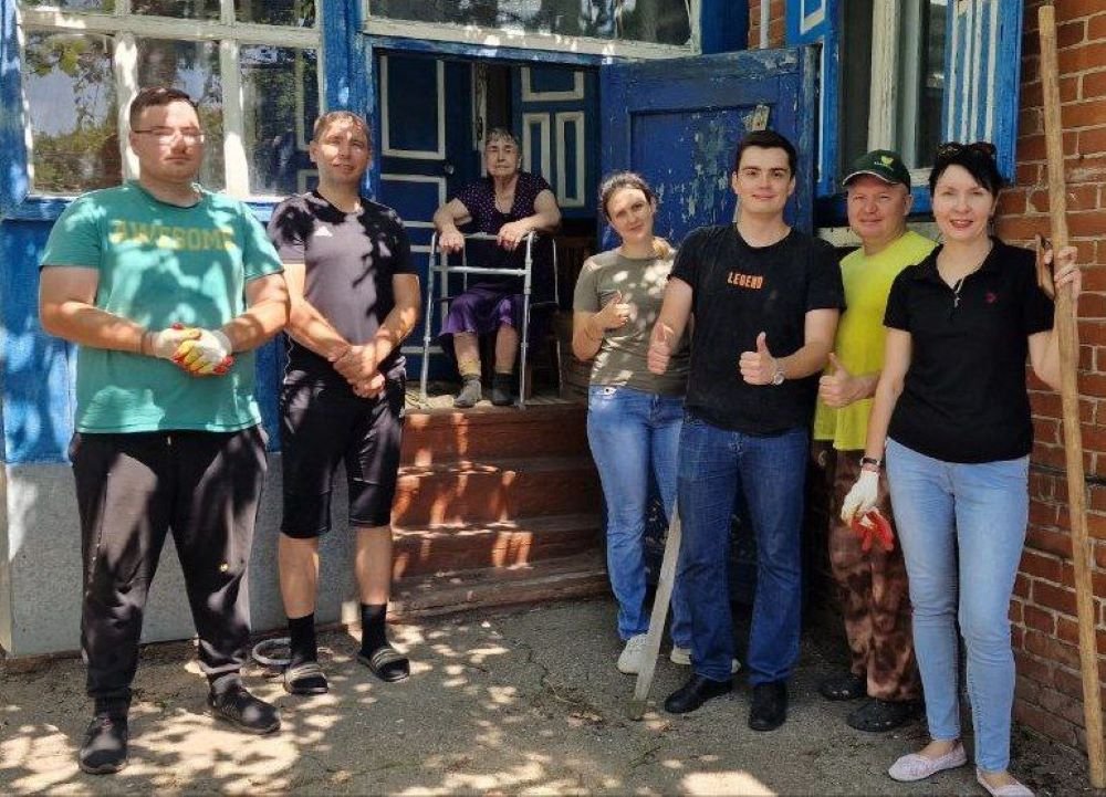 Активисты «Прогресс Агро» привели в порядок двор 84-летней одинокой пенсионерки