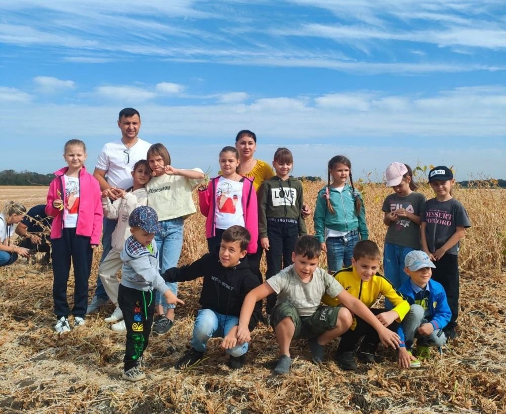 Экскурсию для детей работников «Рассвета» провели прямо в поле