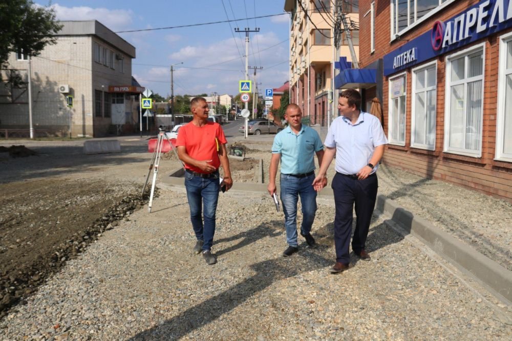 Заместитель главы города проконтролировал ведение ремонтных работ.