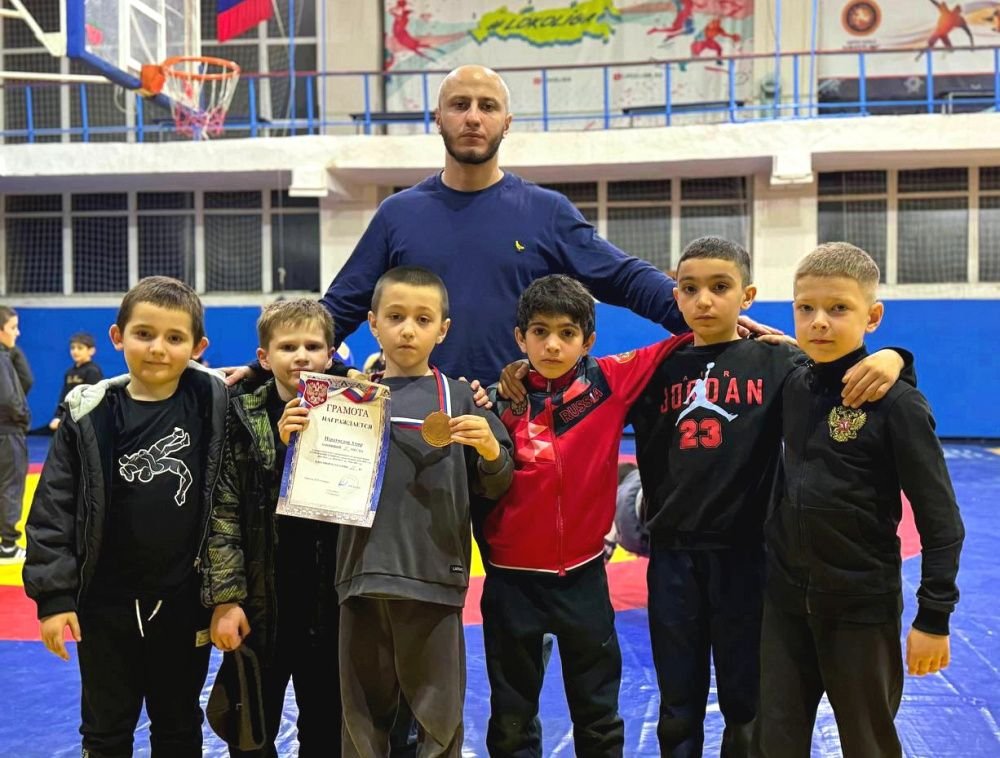 Юные борцы Усть-Лабинска завоевали 16 медалей