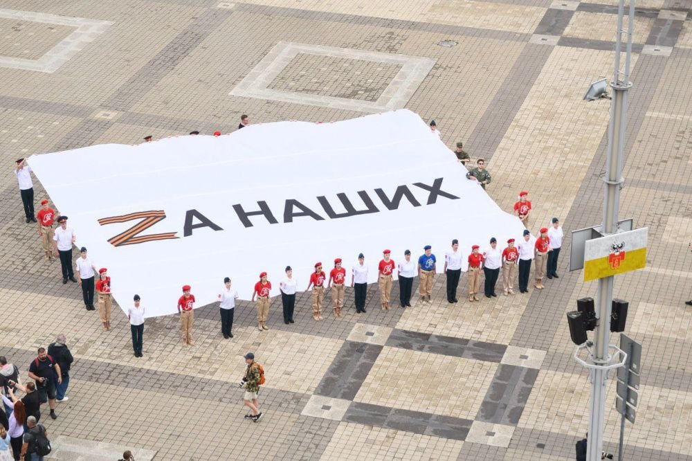 В Краснодаре в День России развернули огромный флаг России и знамя «Zа наших»