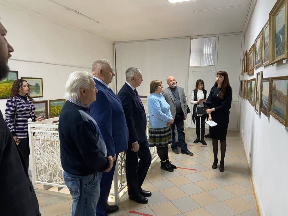 В историко-краеведческом музее района состоялось открытие выставки картин «Любимая сердцем земля»