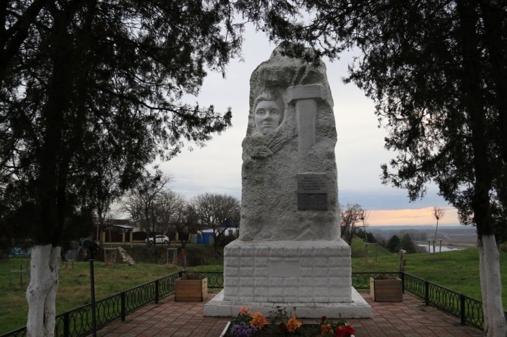 Церемония возложения цветов на памятник ВОВ прошла в Усть-Лабинске