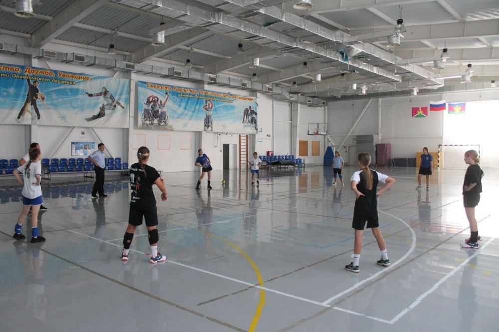 Сотрудники полиции провели «Зарядку со стражем порядка» для подростков.