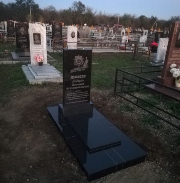 Усть-Лабинские ветераны боевых действий поставили памятник фронтовику