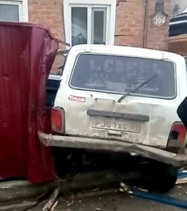 В станице Воронежской «Нива» протаранила жилой дом
