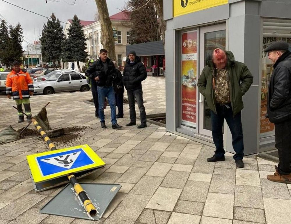 Дорожный знак упал на прохожего в Динском районе