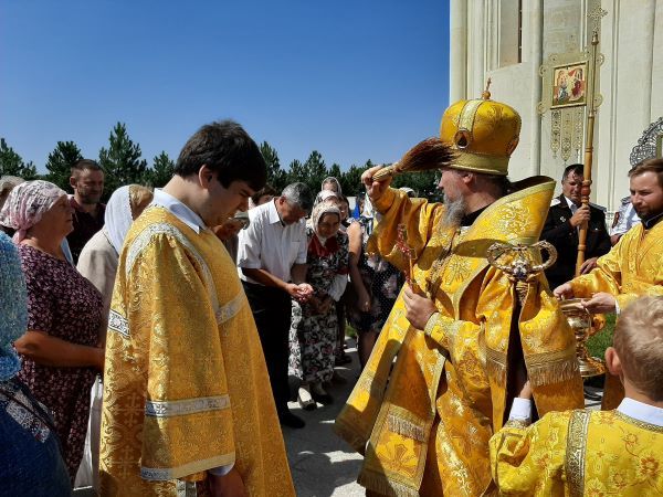 Епископ Армавирский и Лабинский Василий провел праздничное богослужение в Свято-Владимирском храме