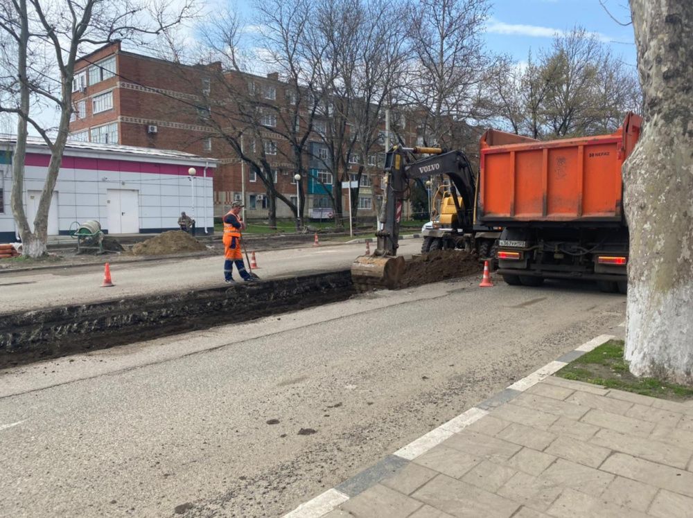 На улице Красной в Усть-Лабинске начат ремонт дороги