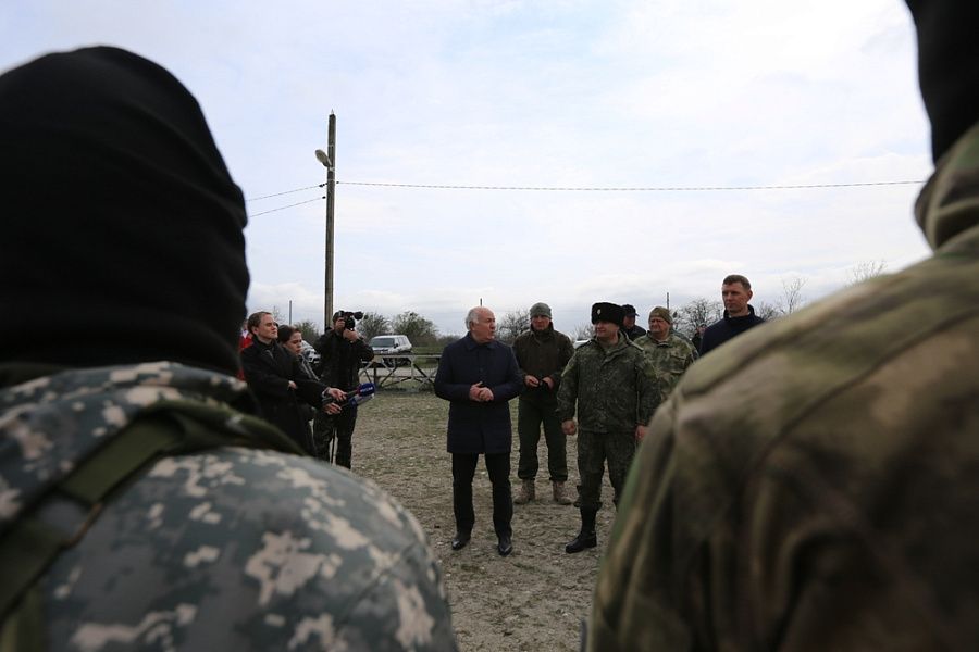 Александр Власов и Николай Долуда передали знамя отряду специального назначения «Кубань»