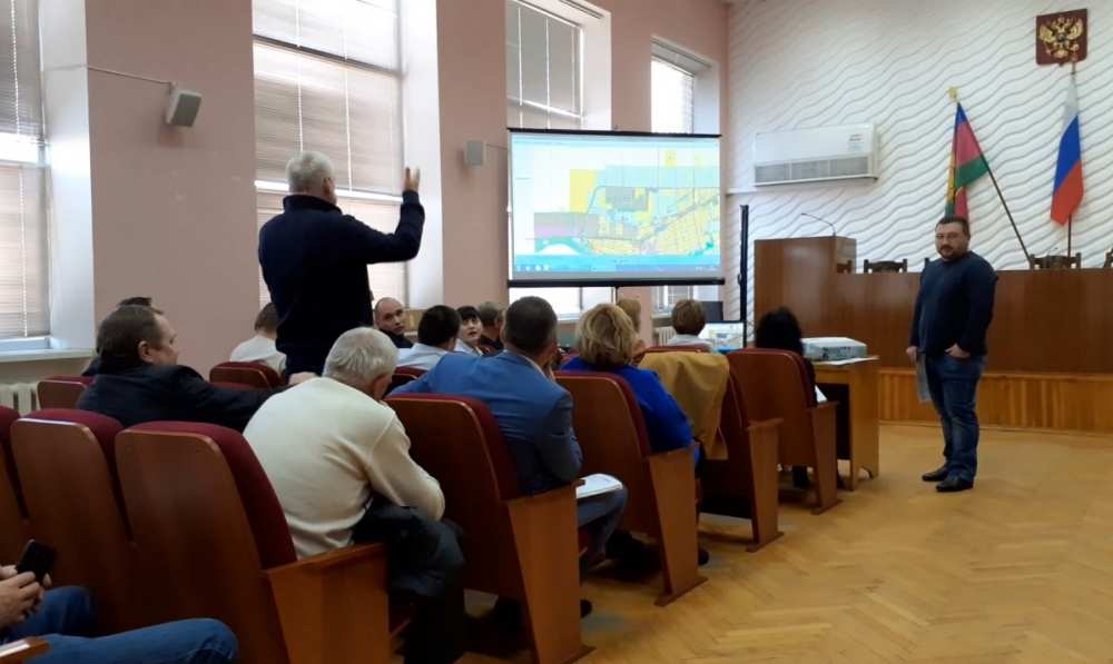 Три часа формальности. В Усть-Лабинске «провалились» публичные слушания по генплану