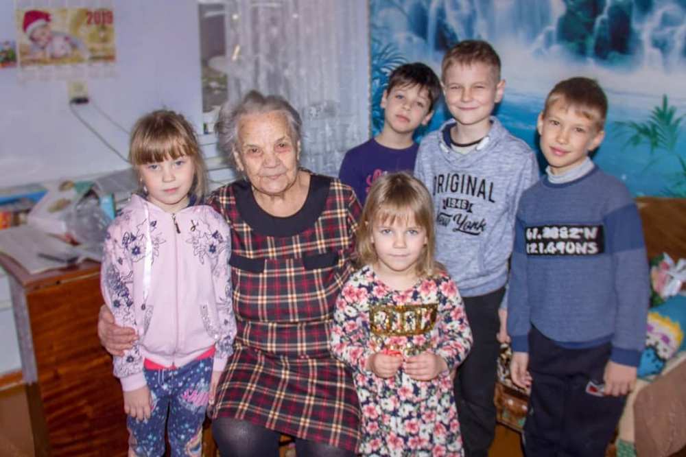 Усть-лабинские школьники поздравляют ветеранов с новогодними праздниками