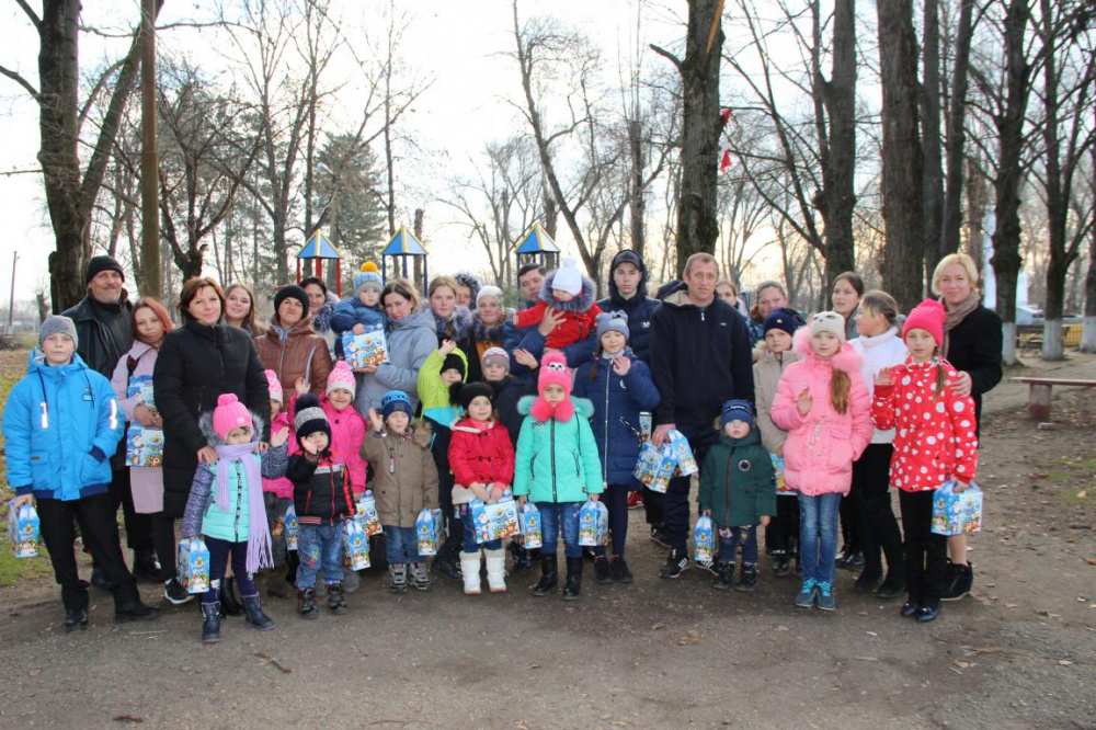 Юные жители Усть-Лабинского района получают подарки от Олега Дерипаски