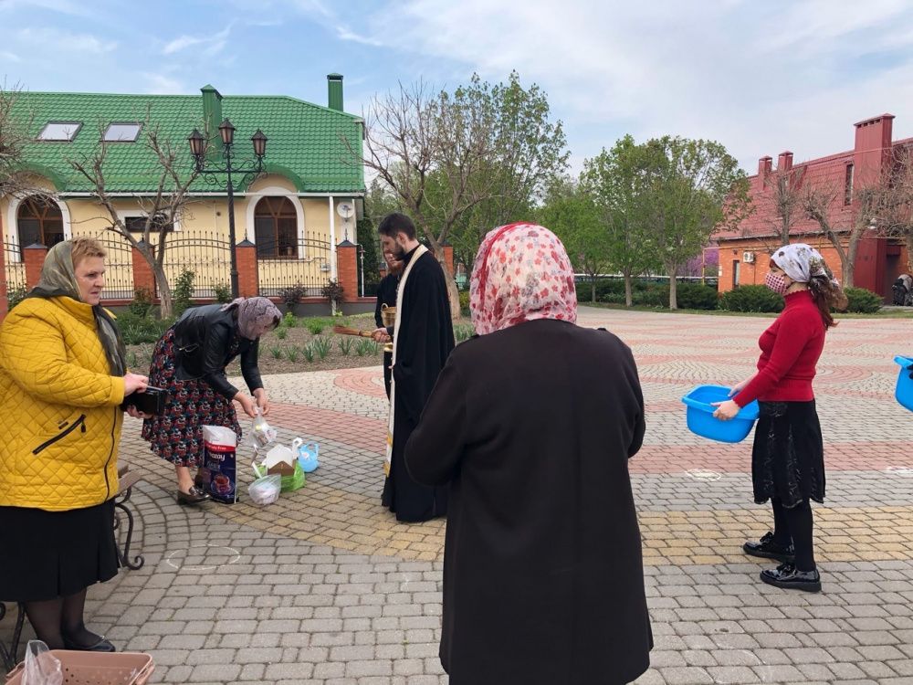 Освящение пасхальных куличей в Усть-Лабинске прошло вне стен храма