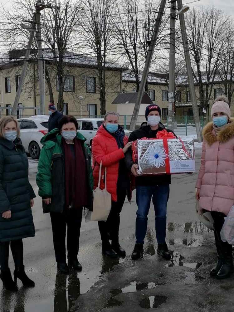 Сотрудники предприятий «Прогресс Агро» передали в Усть-Лабинский госпиталь новогодние игрушки